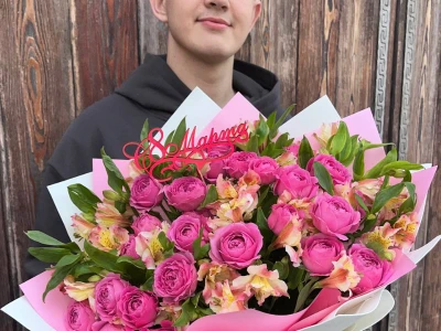 Букет с пионовидной кустовой розой и альстромерией