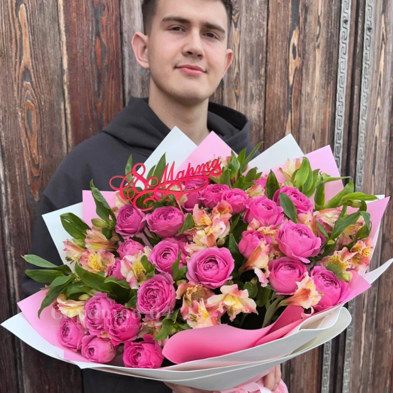 Букет с пионовидной кустовой розой и альстромерией