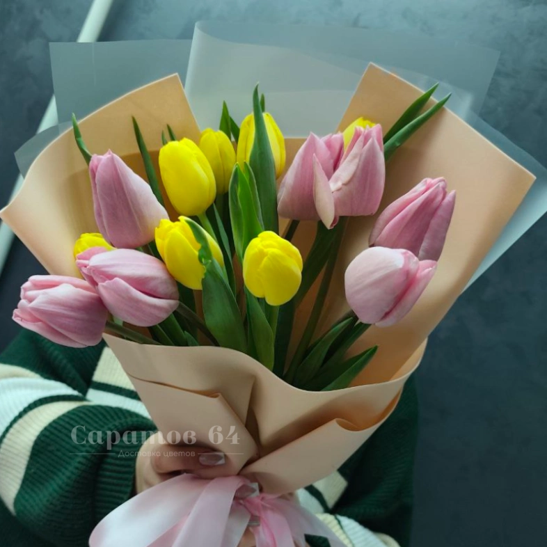 15 тюльпанов МИКС в кремовом оформлении