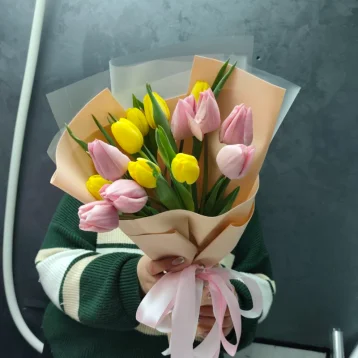 15 тюльпанов МИКС в кремовом оформлении