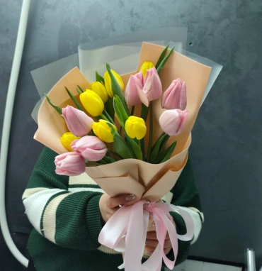 15 тюльпанов МИКС в кремовом оформлении