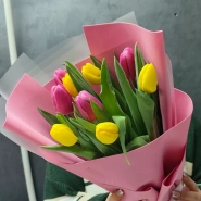 9 тюльпанов микс в розовой упаковке 1