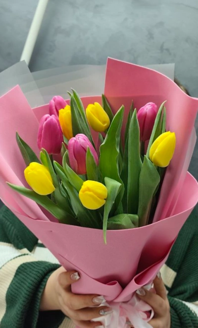 9 тюльпанов микс в розовой упаковке