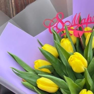 15 жёлтых тюльпанов в сиреневом оформлении  1