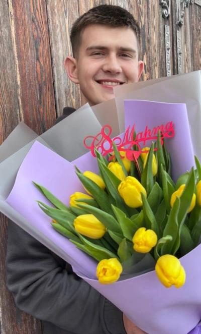 15 жёлтых тюльпанов в сиреневом оформлении 