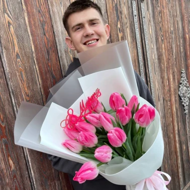 15 розовых тюльпанов в белом оформлении