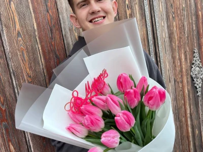 15 розовых тюльпанов в белом оформлении