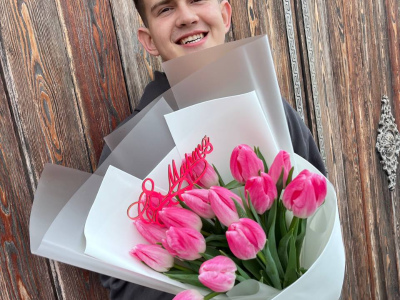 15 розовых тюльпанов в белом оформлении