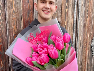 15 розовых тюльпанов в розовом оформлении 