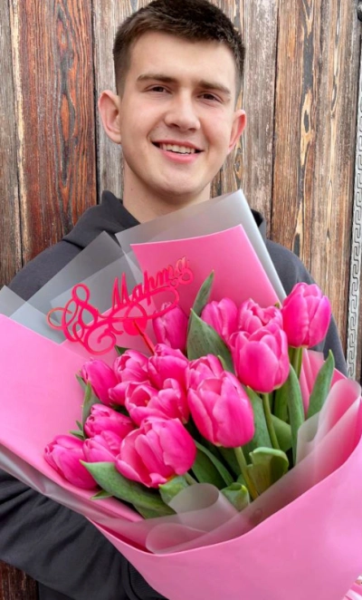 15 розовых тюльпанов в розовом оформлении 