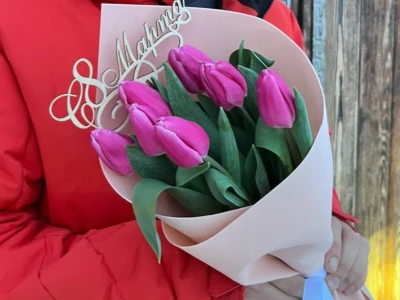 7 розовых тюльпанов