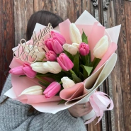 Букет 17 тюльпанов микс в оформлении  0