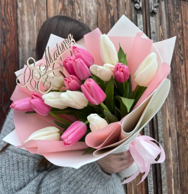 Букет 17 тюльпанов микс в оформлении 