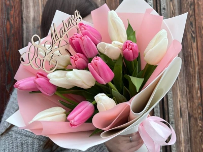 Букет 17 тюльпанов микс в оформлении 