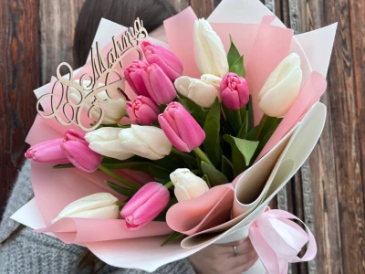 Букет 17 тюльпанов микс в оформлении 