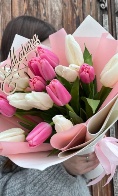 Букет 17 тюльпанов микс в оформлении 