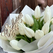 17 белых тюльпанов в оформлении  1