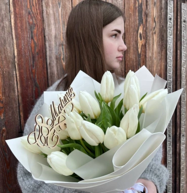 17 белых тюльпанов в оформлении 