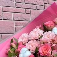 Букет с хризантемой Алтай, розами и альстромерией 1