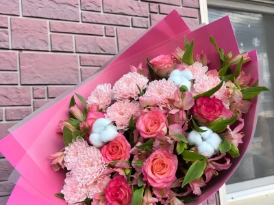 Букет с хризантемой Алтай, розами и альстромерией
