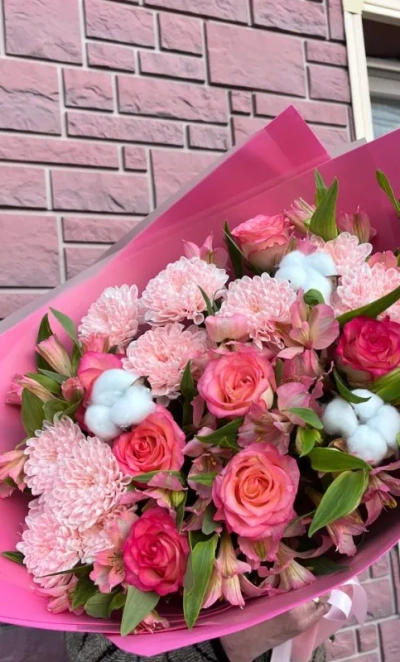 Букет с хризантемой Алтай, розами и альстромерией