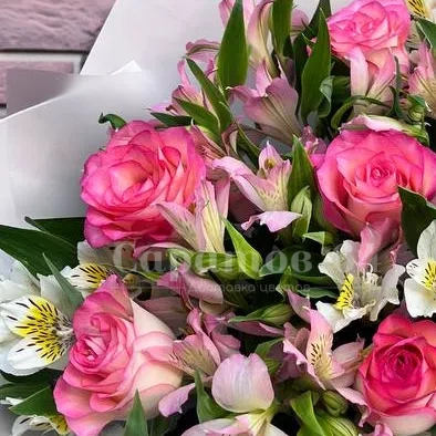 Букет 7 роз с альстромериями 