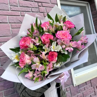 Букет 7 роз с альстромериями 