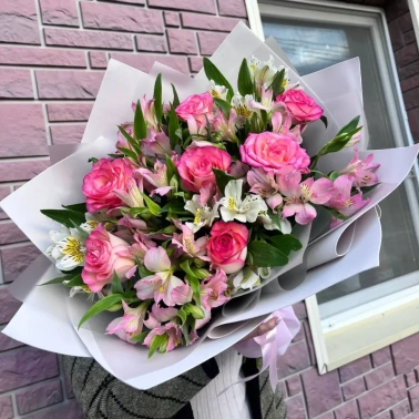 Букет 7 роз с альстромериями 