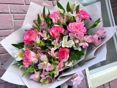 Букет 7 роз с альстромериями 