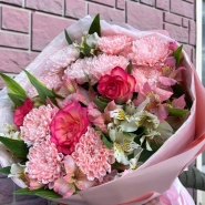 Круглый букет из роз, альстромерий и хризантем 1