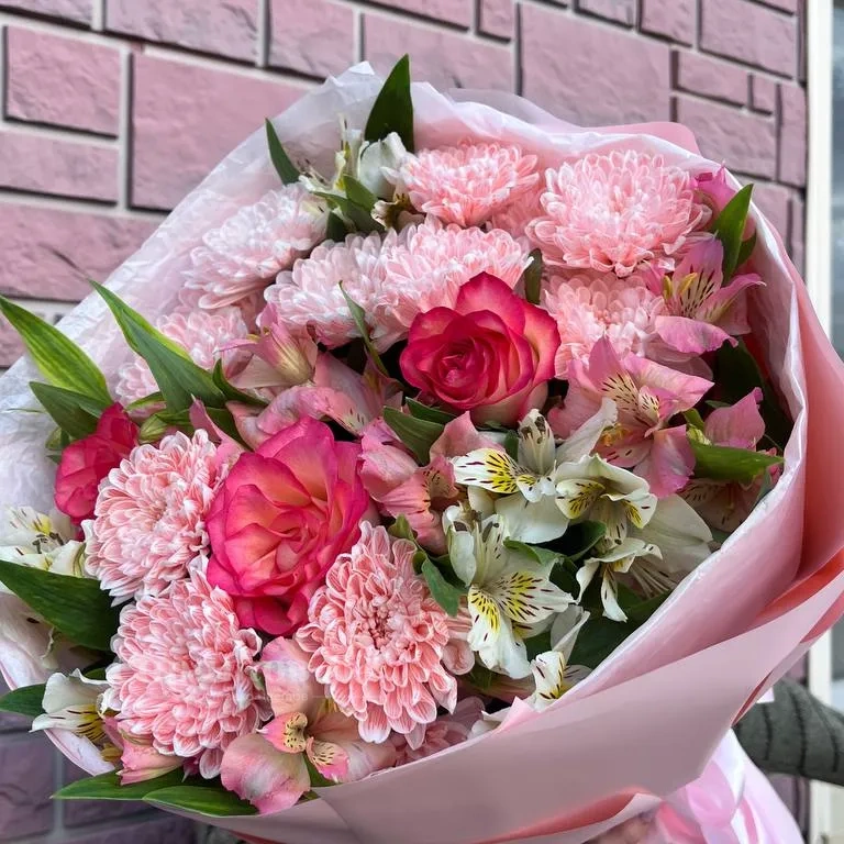 Круглый букет из роз, альстромерий и хризантем