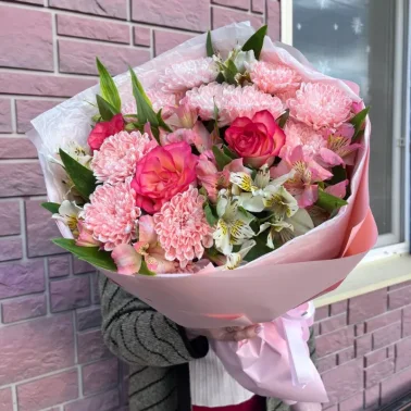 Круглый букет из роз, альстромерий и хризантем