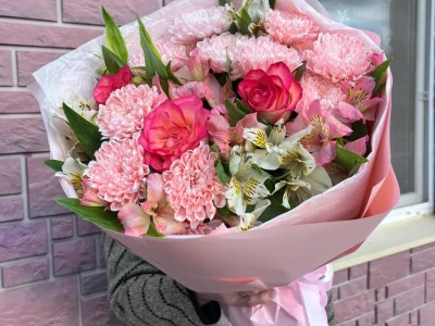 Круглый букет из роз, альстромерий и хризантем