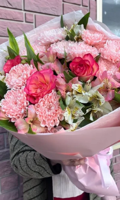 Круглый букет из роз, альстромерий и хризантем