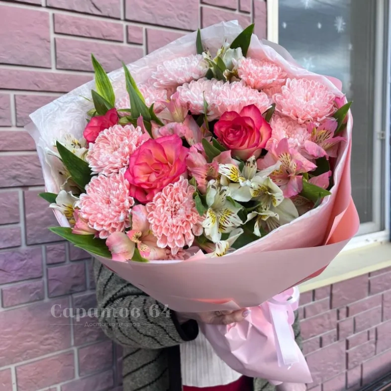 Круглый букет из роз, альстромерий и хризантем