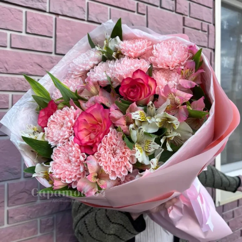 Круглый букет розовый микс с альстромерией, розами и хризантемой