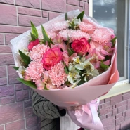 Круглый букет розовый микс с альстромерией, розами и хризантемой 0