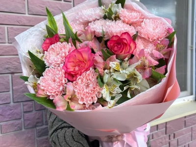 Круглый букет розовый микс с альстромерией, розами и хризантемой