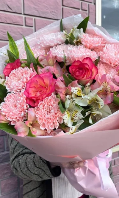 Круглый букет розовый микс с альстромерией, розами и хризантемой