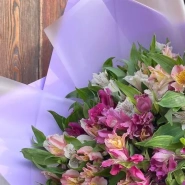 Букет 15 альстромерий микс с бантом 1