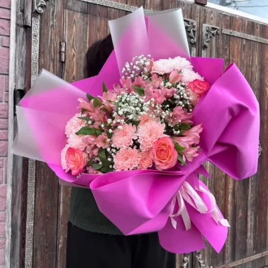 Яркий букет микс гипсофил, хризантем, роз и альстромерий