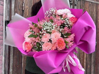 Яркий букет микс гипсофил, хризантем, роз и альстромерий