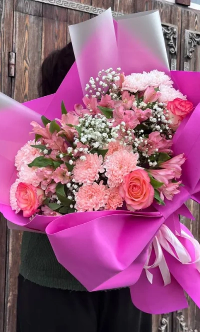 Яркий букет микс гипсофил, хризантем, роз и альстромерий
