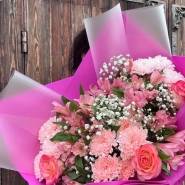 Яркий букет микс гипсофил, хризантем, роз и альстромерий 1