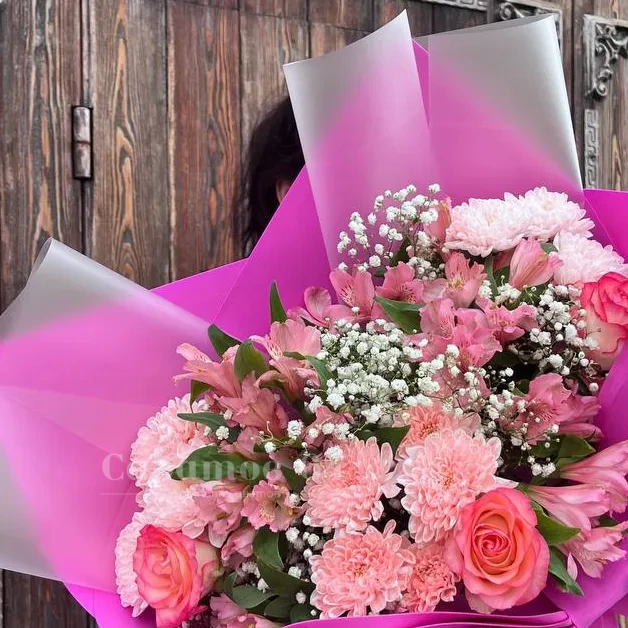 Яркий букет микс гипсофил, хризантем, роз и альстромерий