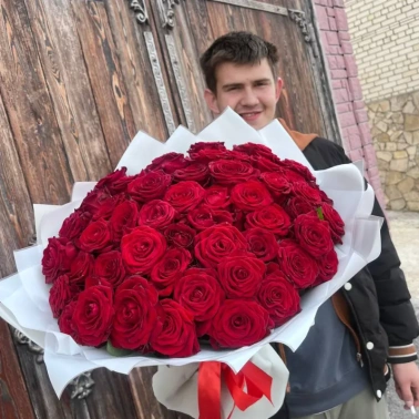 Букет 51 красная роза в белом оформлении 