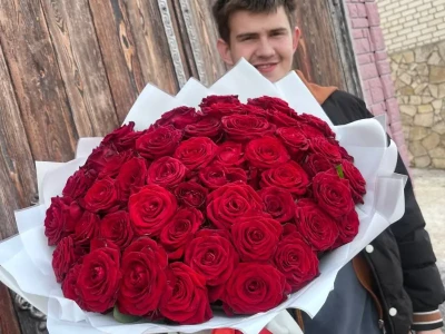 Букет 51 красная роза в белом оформлении 