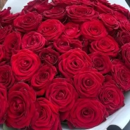 Букет 51 красная роза в белом оформлении  1