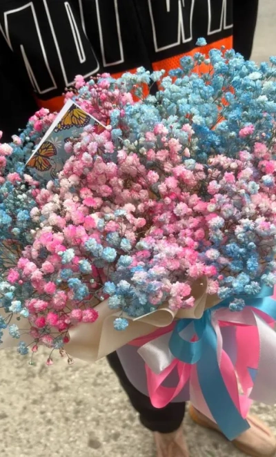 Коробочка с гипсофилами разноцветными