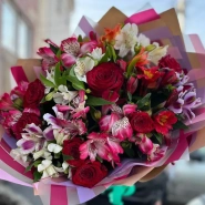 Яркий букет из красных роз и альстромерии микс 1